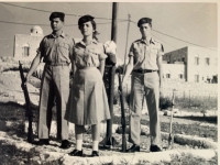 Arie v izraelskej armáde, r. 1957 (vpravo)