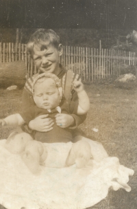 Synové Milan (*1962) a Oldřich (*1955), Borová, cca 1963