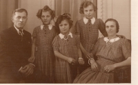 Rodina Kuškova, zleva otec Václav, dcery Věra, Marie, Libuše, matka Kristýna, Praha, 30. léta
