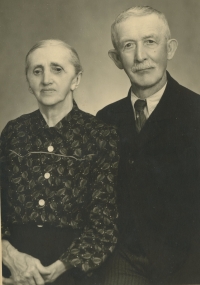 Tatínkovi rodiče - Emma a Gustav Demuth po vysídlení v roce 1950 v Bavorsku