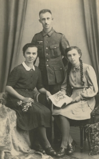 Ernst and Agnes Demuth with Erna