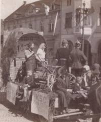 Alegorický vůz v průvodu na 1. máje, Vrchlabí 1946