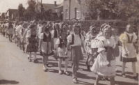 Děti v průvodu na 1. máje, Vrchlabí 1946