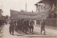 Vojáci v průvodu na 1. máje, Vrchlabí 1946.
Vojsko mělo být apolitické, zde vystupují vojáci s politickým sloganem z vlastní iniciativy
