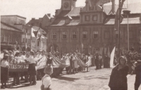 Občané čekající na náměstí na prvomájové projevy, Vrchlabí 1946