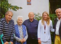 Zleva Jiří Wonka, Marie Hromádková, Miloš Rejchrt, dcera Jiřího Wonky, kamarád ze Švýcarska, Kunčice srpen 2021
