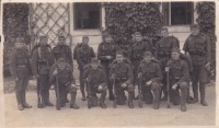 Foto otce Otto Robenka z vojenské služby v ČSR armádě, r. 1927. Otto Robenek první vpravo dole