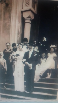 Svatební fotografie Alexandera Danzingera a Kitty Ganslerové, rodičů Petera Danzingera/Azriela Danskeho. 25. 8. 1935, synagoga Velká Bytča
