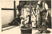 Peter Danzinger ve věku jednoho roku s dědečkem. Velká Bytča, 1938
