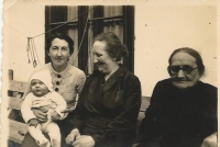 Peter Danzinger s maminkou, babičkou a prababičkou, 1937
