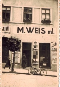 Rodinný obchod, který byl později zabaven/arizován. Banská Bystrica, stav v roce 1934
