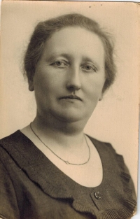 Babička Petera Danzingera Irma Ganslerová, narozená18. 12. 1884, zavražděná  31. 7. 1942 v plynové komoře v Osvětimi
