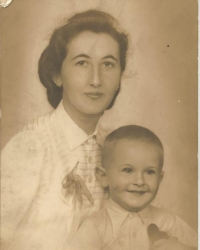 Peter Danzinger (jednoletý) s maminkou (29 let), Banská Bystrica, 1938
