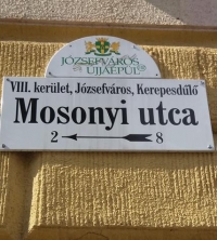 V této budapešťské ulici (Mosonyi) se nacházela věznice, tzv. „toloncház“, kam Alexander Danzinger na jaře 1942 umístnil svého syna Petera
