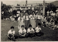 S kamarády v kibucu Gan Šmuel. Azriel Dansky sedící druhý zleva, léta 1949–1951, přesněji nedatováno
