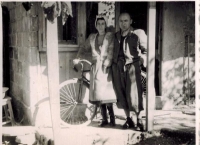  Rodiče Azriela Danskeho před svým domem v Ramle, léta 1949–1951, přesněji nedatováno
