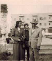 Azriel Dansky s rodiči, Kfar Bialik, 1952
