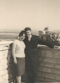  Azriel Dabsky se svojí dívkou Nickou, Haifa, 1958