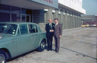Azriel Dansky (vpravo) se zakladatelem sítě supermarketů TESCO sirem Johanem Cohenem, Londýn, 1970