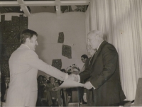 Azriel Dansky přebírá vyznamenání od prezidenta Izraele Efraima Kacira, 1974 
