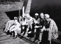 Fotografie z výpravy na Kilimandžáro v roce 1980. Zprava Josef Obelcz, Zdeněk Zerzáň, Athanázi Fundi, Miloš Kuba, Karel Rataj