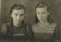 This photo of his daughter Erna and her friend Resi Nerad took Ernst with him to the front