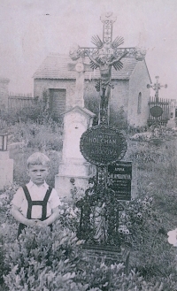 Josef Holcman u hrobu prastařečka v roce 1958