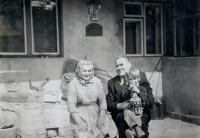 Rodiče Vojtěch a Libuše Holcmanovi se synem Josefa Holcmana v roce 1985