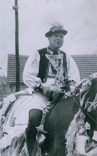 Josef Holcman na koni během Slováckého roku v Kyjově v roce 1957