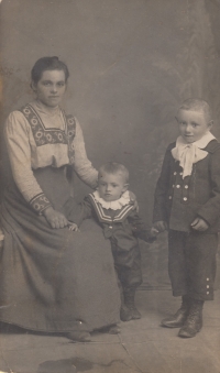 Helena Famfulíková, starší syn František, mladší Jaroslav