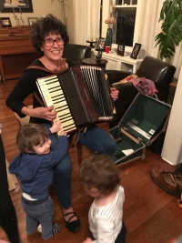 Dana s vnúčatami pri hre na harmonike