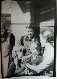 Manželka Jana Hanzlíka se svou maminkou, babičkou a oběma dcerami