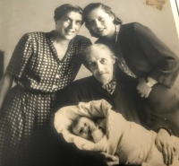 Štyri generácie. Danina prastará mama Judit Schwitzerová, omama Margita Slezáková, mama a Dana v perinke
