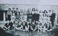 Jan Sýkora, jedenáctý zleva, horní řada, 6. třída obecné školy, 1947