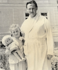 His father Jan Kvasnička with a daughter in a hospital