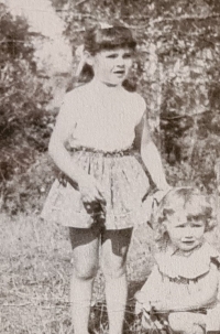 Jana Sýkorová, nejstarší dcera Jana Sýkory, vlevo, cca 1962