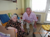 Jindřich Pochožaj na návštěvě své maminky v roce 2015