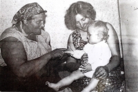 Vlevo maminka Aloisie Jonášová, rozená Janková, ve Vítějevsi a manželka Zdena Jonášová, rozená Bělehradská, v Rovečném, miminko syn Josef, Křtěnov 1943