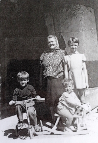 Aloisie Jonášová, na tříkolce syn Josef, na koníčkovi syn Zdenek, Křtěnov, 60. léta 20. století