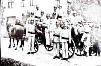 Sbor dobrovolných hasičů Křtěnov, vepředu u kola otec, před Šafaříkovým mlýnem, Křtěnov, před rokem 1930