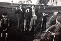 Josef Jonáš uprostřed, na koloběžce bratr Jiří, Křtěnov, přibližně rok 1956 