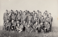 Karel Karika během základní vojenské služby v Mariánských Lázních v roce 1979, prostřední řada 5. zprava