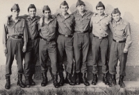 Karel Karika během základní vojenské služby v Mariánských Lázních, r. 1979, třetí zleva