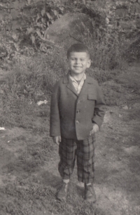 Karel Karika v pěti letech na zahradě vily Na Rychtě v Ústí nad Labem