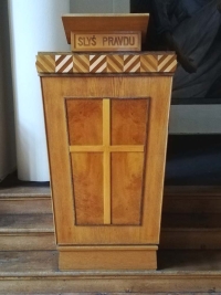 Kazatelna ve sboru Československé církve husitské, práce Františka Brycha, Heřmanův Městec, 1960
