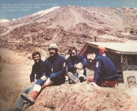 Kibo Hut ve výšce 5127 metrů. Zleva MUDR. Hřebíček, Zdeněk Zerzáň, Josef Obelz a V. Prokůpek (Fotí E. Kothánek)