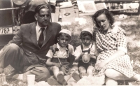 Jaromír (vlevo) a Jakub (vpravo) Konrádyovi s rodiči, 1948