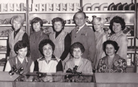 Manžel pamětnice s kolegyněmi v obchodě s domácími potřebami, začátek 80. let 