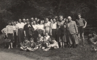 Skupina z výletu smíchovského sboru Českobratrské církve evangelické v r. 1956