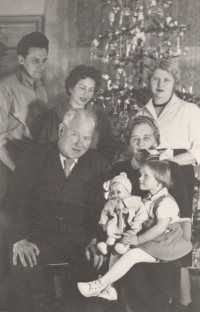 The Křížek family in Moravské Budějovice at Christmas after the birth of their daughter Drahomíra Horáková, née Křížková: parents Jan and Drahomíra, aunt Zdenka. With grandparents in front of them.